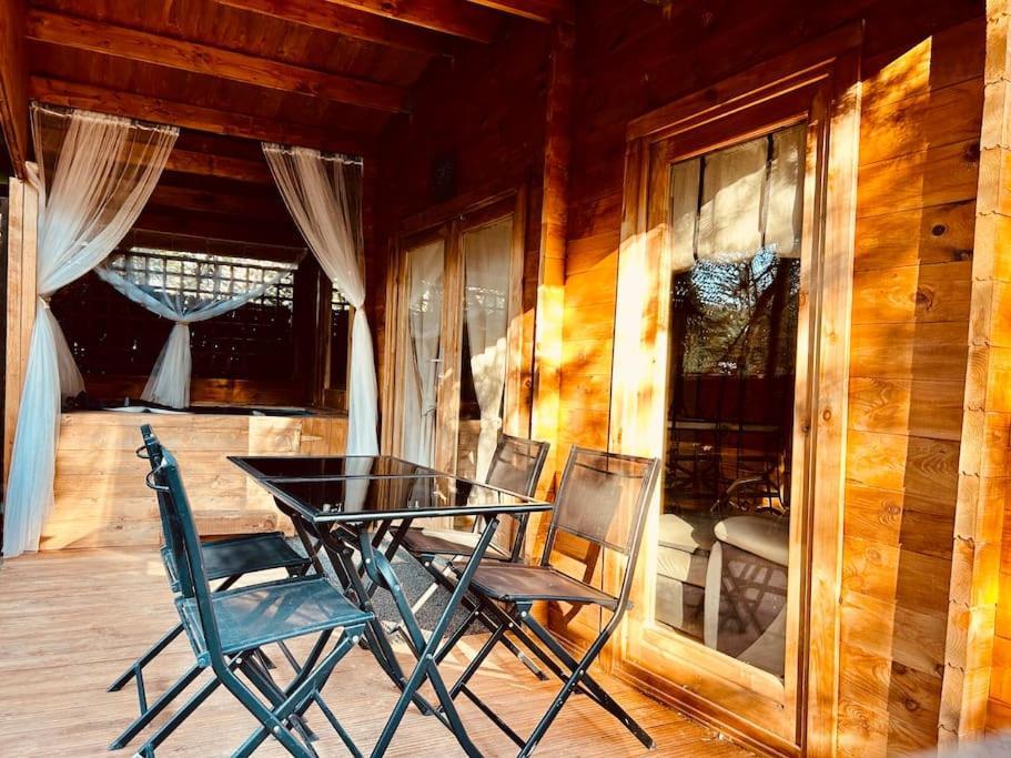 Chalet Bois Jacuzzi Bessan Extérieur photo